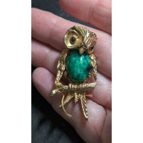 Vintage Hattie Carnegie Owl Brooch With Faux Green Gemstone & Goldtone Finish - Picture 2 of 7